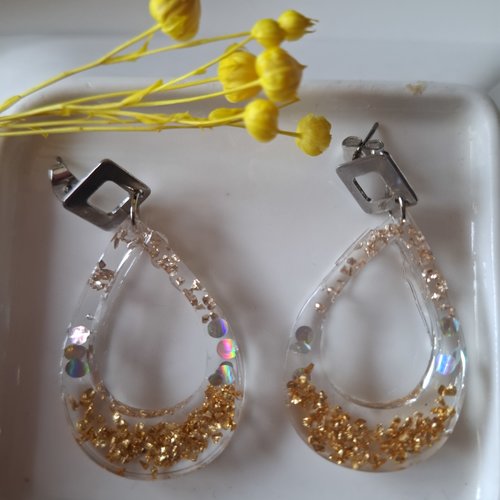 Boucles d’oreilles goutte transparente & éclats dorés – élégance lumineuse