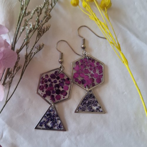 Boucles d’oreilles géométriques hexagone & triangle – résine pailletée violet chic
