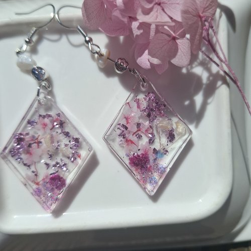 Boucles d’oreilles losange fleurs séchées & éclats roses – résine romantique