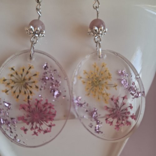 Boucles d’oreilles ovales fleurs séchées multicolores – résine romantique & bohème