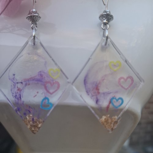 Boucles d’oreilles losange effet marbré & petits cœurs – résine colorée et ludique