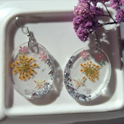 Boucles d’oreilles rondes fleurs séchées & paillettes – résine bohème et lumineuse