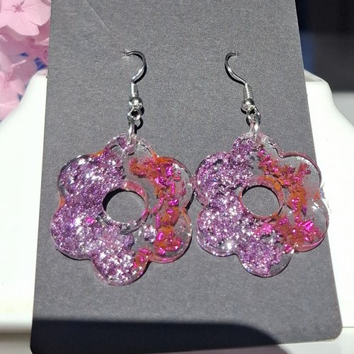 Boucles d’oreilles fleurs scintillantes violet & rose – résine élégante et lumineuse