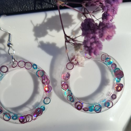 Boucles d’oreilles créoles résine paillettes holographiques – effet fun et lumineux