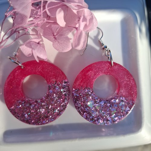 Boucles d’oreilles créoles roses pailletées – résine effet dégradé scintillant