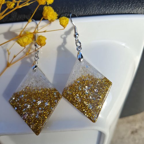 Boucles d’oreilles losanges dorées pailletées – résine effet chic et lumineux