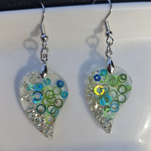 Boucles d’oreilles goutte vert & turquoise – résine paillettes et reflets holographiques