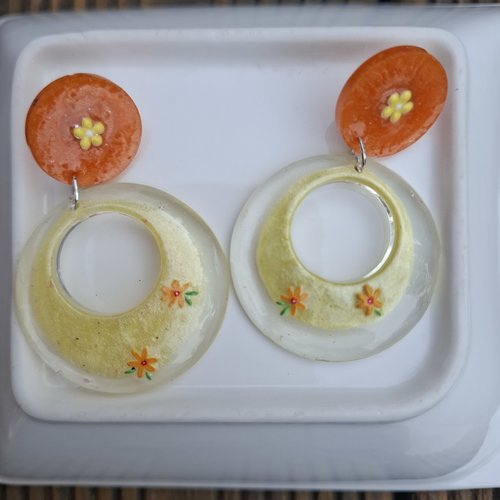 Boucles d’oreilles créoles fleurs– résine colorée effet frais et estival