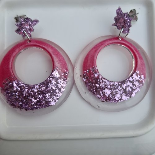 Boucles d’oreilles étoiles roses pailletées – créoles résine effet magique