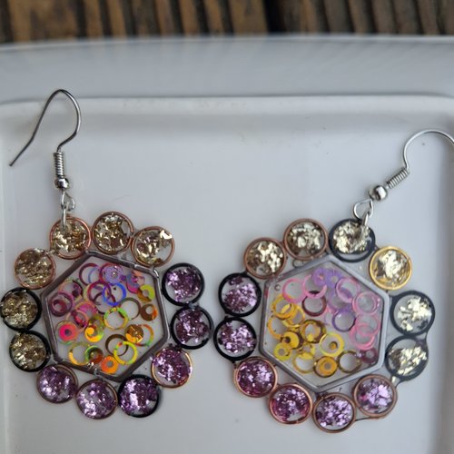 Boucles d’oreilles géométriques multicolores pailletées – résine design arty & lumineux
