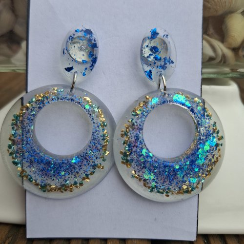 Boucles d’oreilles océan & sable – créoles résine bleu lagon pailleté