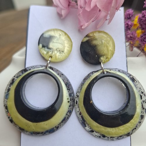 Boucles d’oreilles éclipse solaire – créoles résine noir & or effet céleste