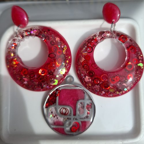 Parure passion rouge – boucles d’oreilles & médaillon en résine scintillante