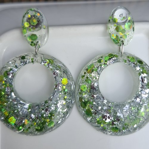 Éclat nature – boucles d’oreilles vertes scintillantes en résine