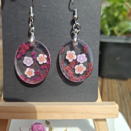 Pétales scintillants – boucles d’oreilles fleuries rose éclatant