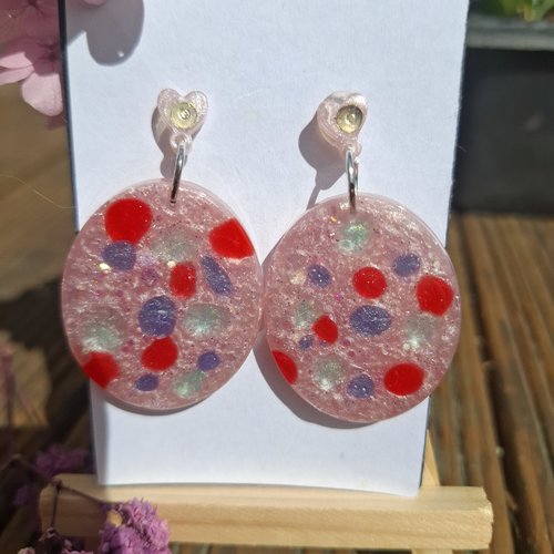 Confettis d’amour – boucles d’oreilles cœur rose pétillant