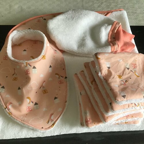Set de naissance, cape de bain, gant de toilette, bavoir bandana, lingettes