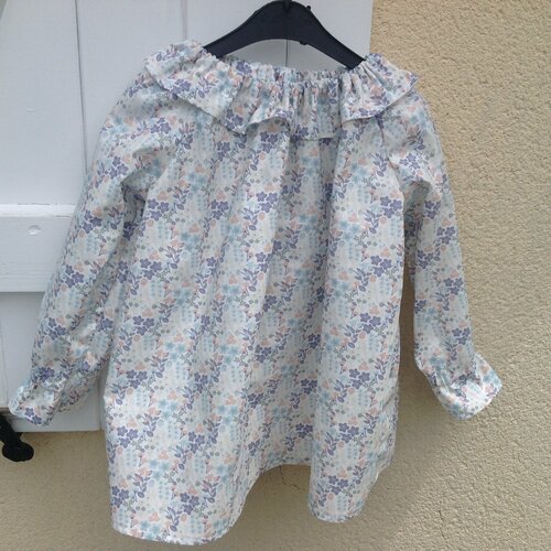 Blouse fleurie ton bleu rose col volanté du 2 au 12 ans