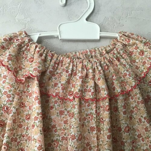 Blouse / tunique en coton façon liberty /col volanté saumon et rose