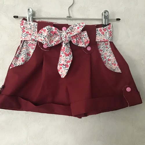Short rouge à ceinture fleuries façon liberty