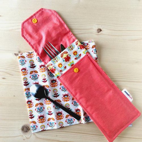 Etui à couverts et sa serviette de table