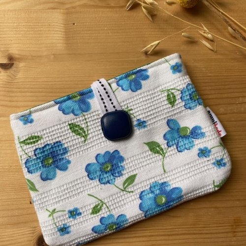 Petite pochette en nid d'abeille - fleurs bleues