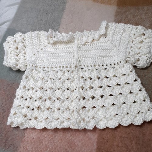 Brassiere Veste Bebe Blanche Au Crochet Tradition Un Grand Marche