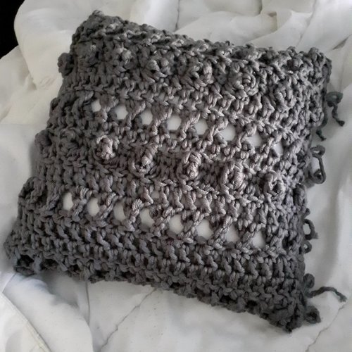 Housse de coussin grise boheme au crochet handmade