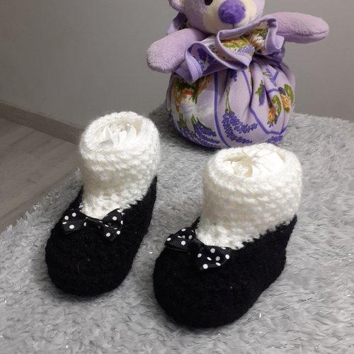 Bottes chaussons bebe noir et blanc au crochet