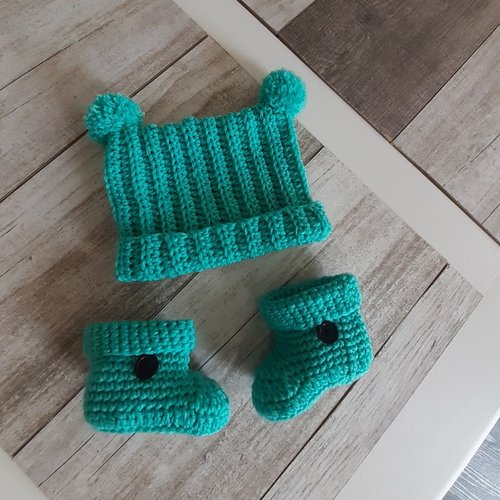 Ensemble bonnet et chaussons bébé au crochet
