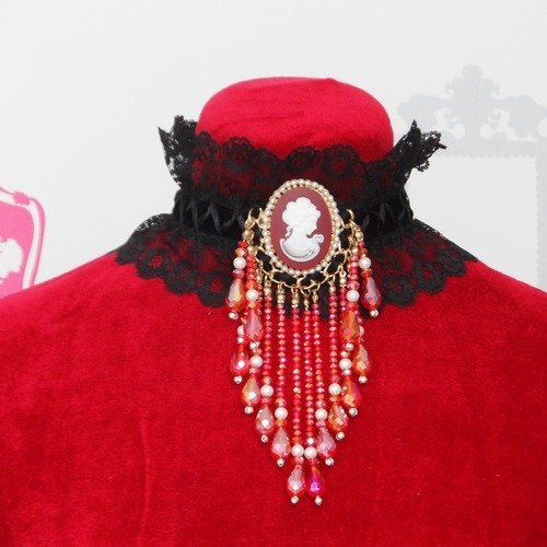 Collier  avec camé et perles de cristal sur dentelle 