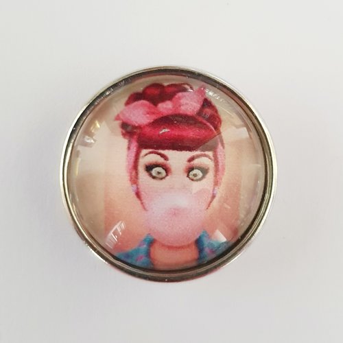 Bouton pression snap 18mm femme faisant une bulle avec son chewing-gum style vintage