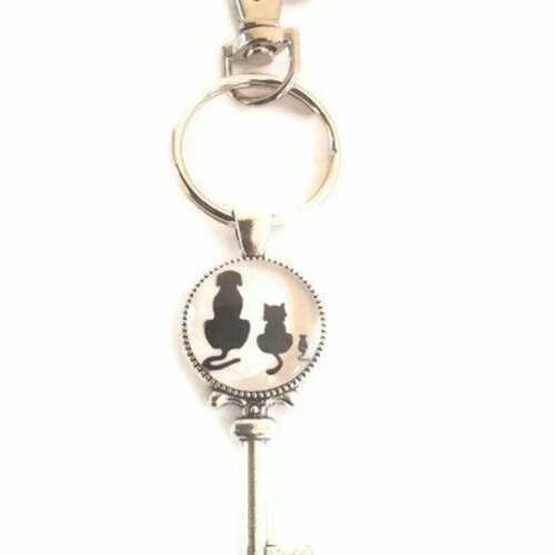 Porte clé à cabochon de verre chien chat et souris  silhouettes noires sur fond blanc