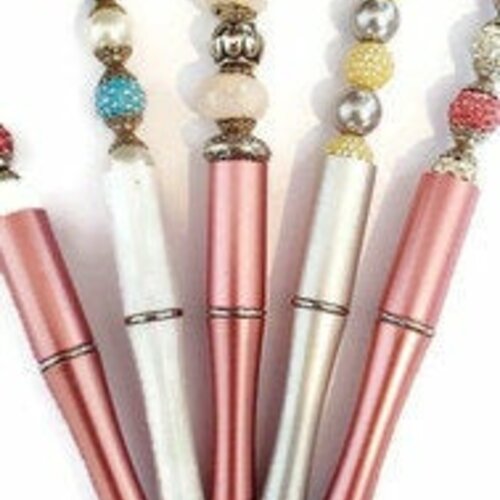 Stylo coloris au choix en fonction du stock disponible rose, blanc ou gris métallisé  à perles jaunes, bleues, grises, argentées...