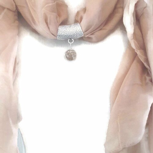 Écharpe beige   avec  bijou d écharpe et son bouton pression snap de type floral