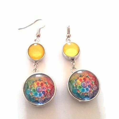 Boucles d'oreilles avec 4 boutons pression deux de  18mm abstrait style mandala multicolore   et deux  12mm jaune.