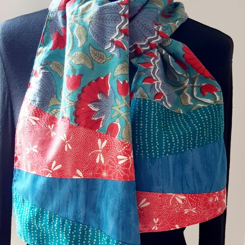 Echarpe-foulard en tissus bleu, vert et rouge