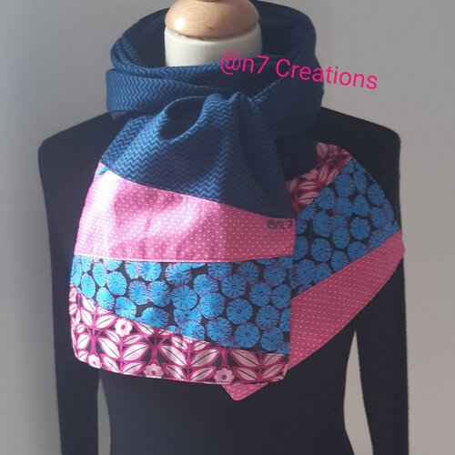 Echarpe en tissu bleu aux extrémités rose et bleu