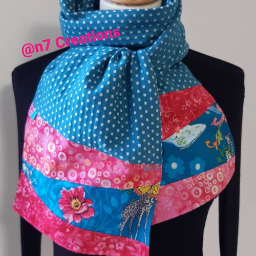 Echarpe en jersey bleu et rose.