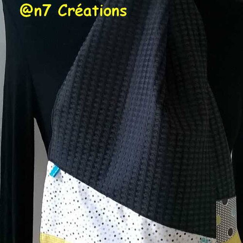 Echarpe-foulard en tissus noir, jaune, bleu et blanc.