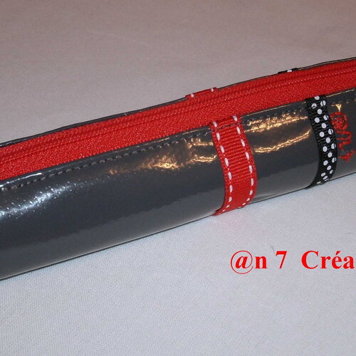 Mini trousse grise, rouge et noire, pour quelques stylos