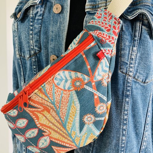 Sac banane bleu canard avec des feuilles colorées