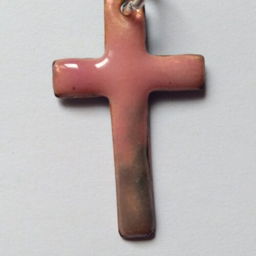 Pendentif croix en émail sur cuivre rose et gris
