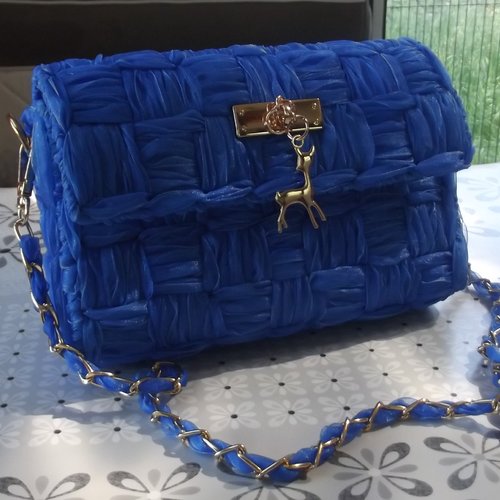 Pochette , petit sac à main bleu avec bandoulière en chaîne doré