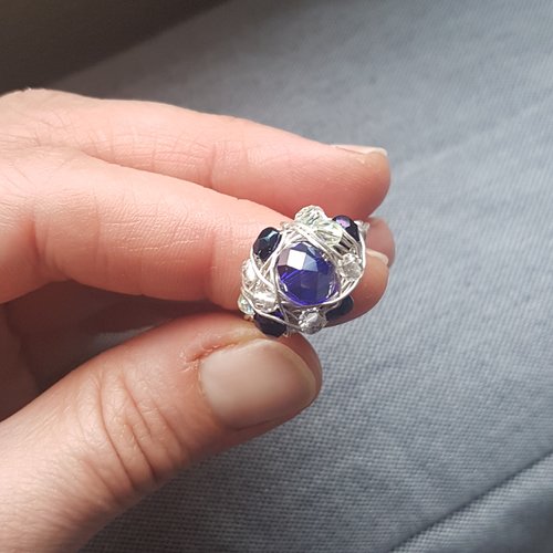 Bague plaquée argent avec des perles de verre