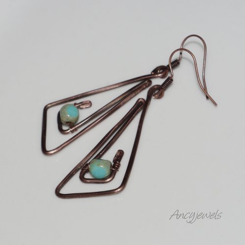 Boucles d'oreilles triangles en cuivre et perles bleues
