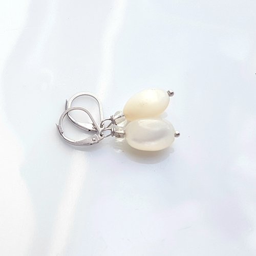Petites boucles d'oreilles perles blanches