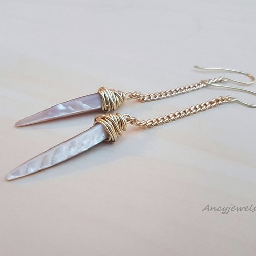 Longues boucles d'oreilles dorées pointes de nacre