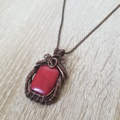 Collier unique perle de howlite rouge et cuivre oxydé