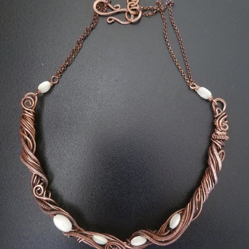 Collier fil enroulé en cuivre et perles véritables, collier nacre blanche et cuivre